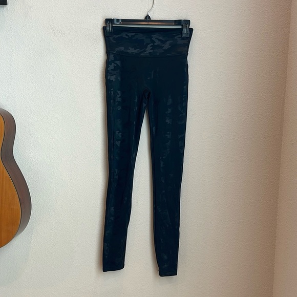 Spanx Faux Leather Camo Leggings Size Small - Picture 2 of 9